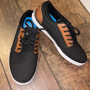 Men’s Kustom Travelite shoes by Buckle. Size men’s 8